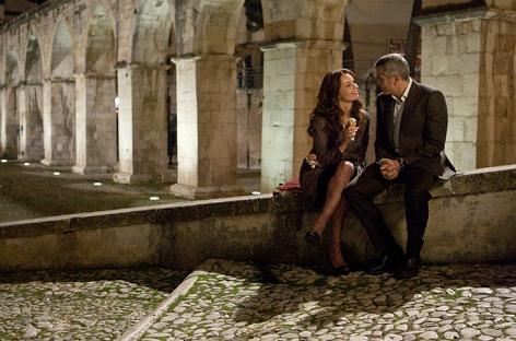George Clooney e Violante Placido in The American di Anton Corbijn