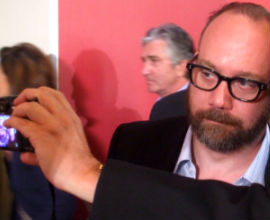 Paul Giamatti si fa fotografare con un ammiratore dopo la conferenza stampa di Barney's Version